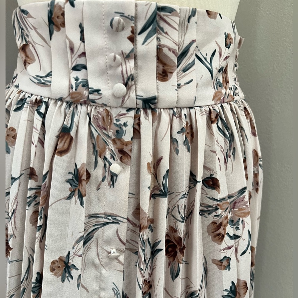 axes femme Floral pleated Midi Skirt
100% Polyester
Elastic waist - Picture 2 of 5